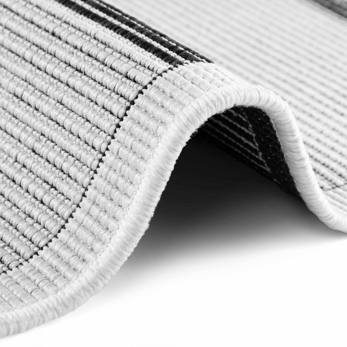 Tapis exterieur kilim géométrique, SVENTI, design authentique blanc, noir, UN AMOUR DE TAPIS