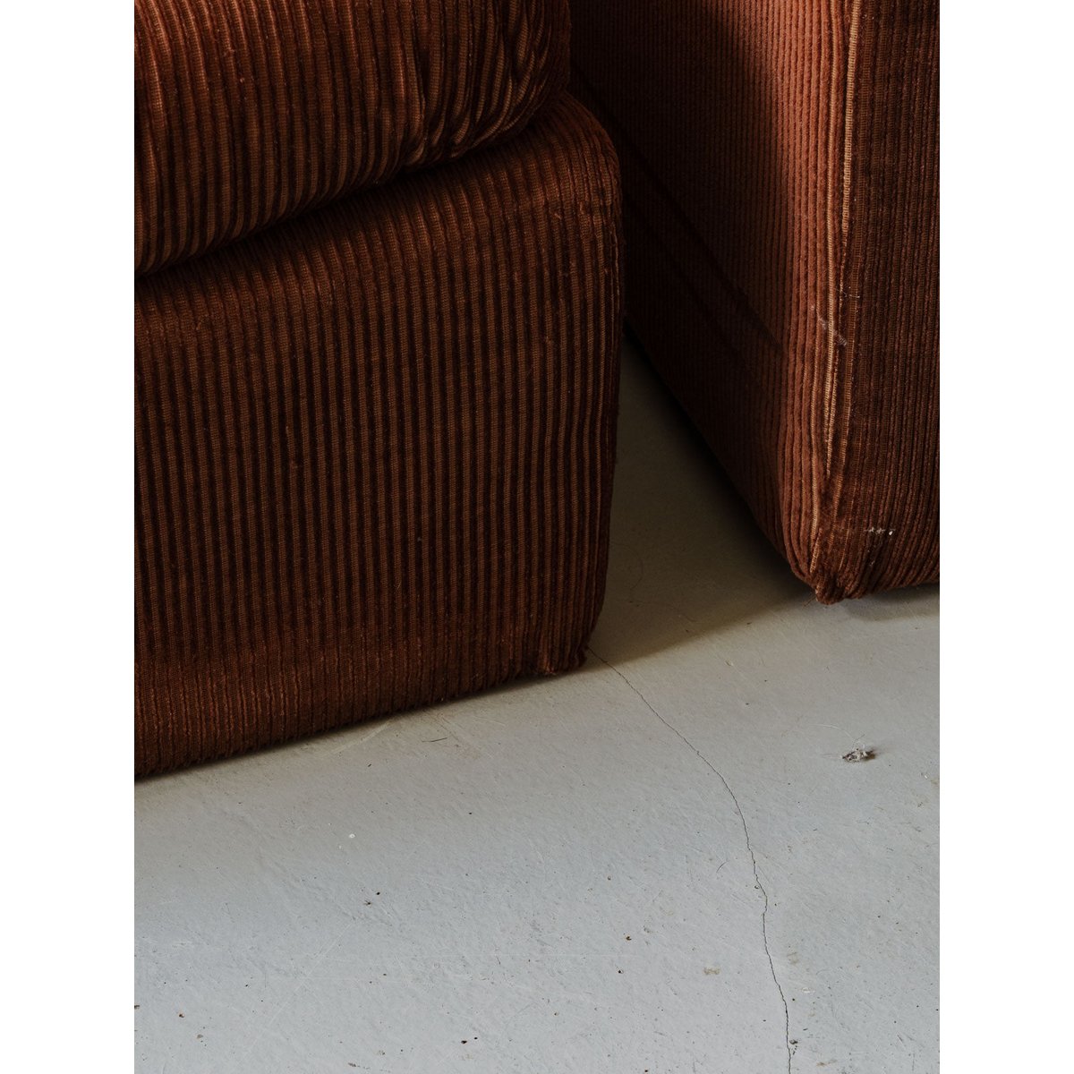 Paire de fauteuils en velours côtelé marron Jakob N°1288 - Bon état marron, DEBONGOUT