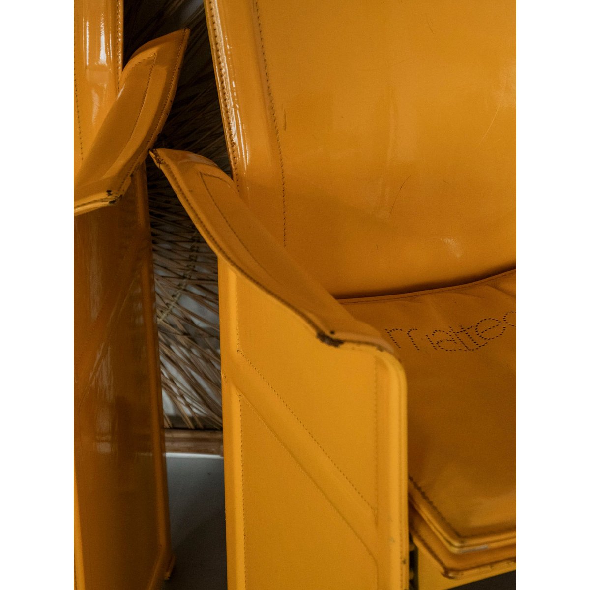 Paire de fauteuils en cuir jaune Jakob N°1240 - Bon état jaune, DEBONGOUT