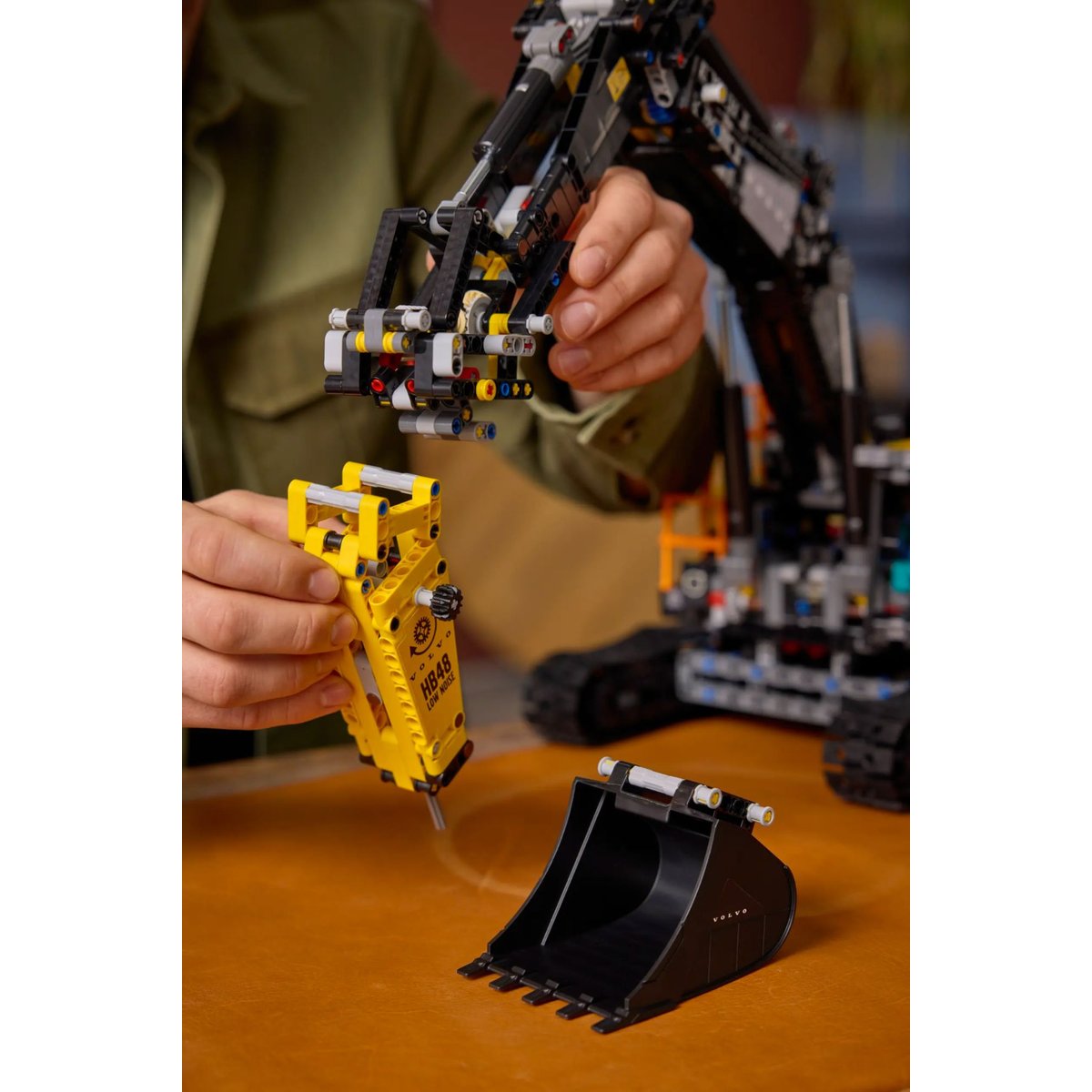 LEGO Technic - Pelleteuse Volvo EC500 Hybride 42215 - Modèle Motorisé pour Adultes noir et jaune, LEGO