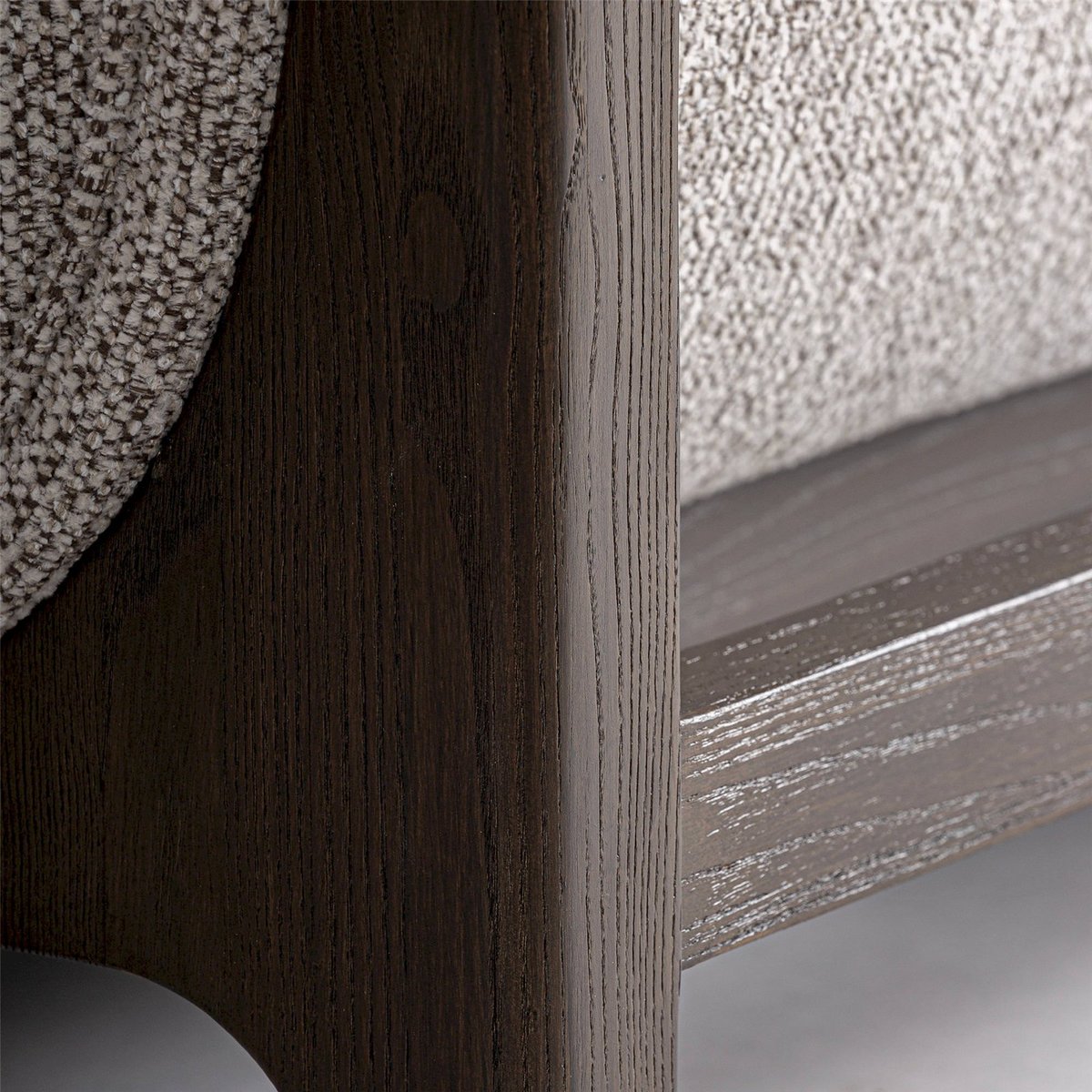 Fauteuil classique capitonné en frêne gris et bois brun, RECOLLECTION