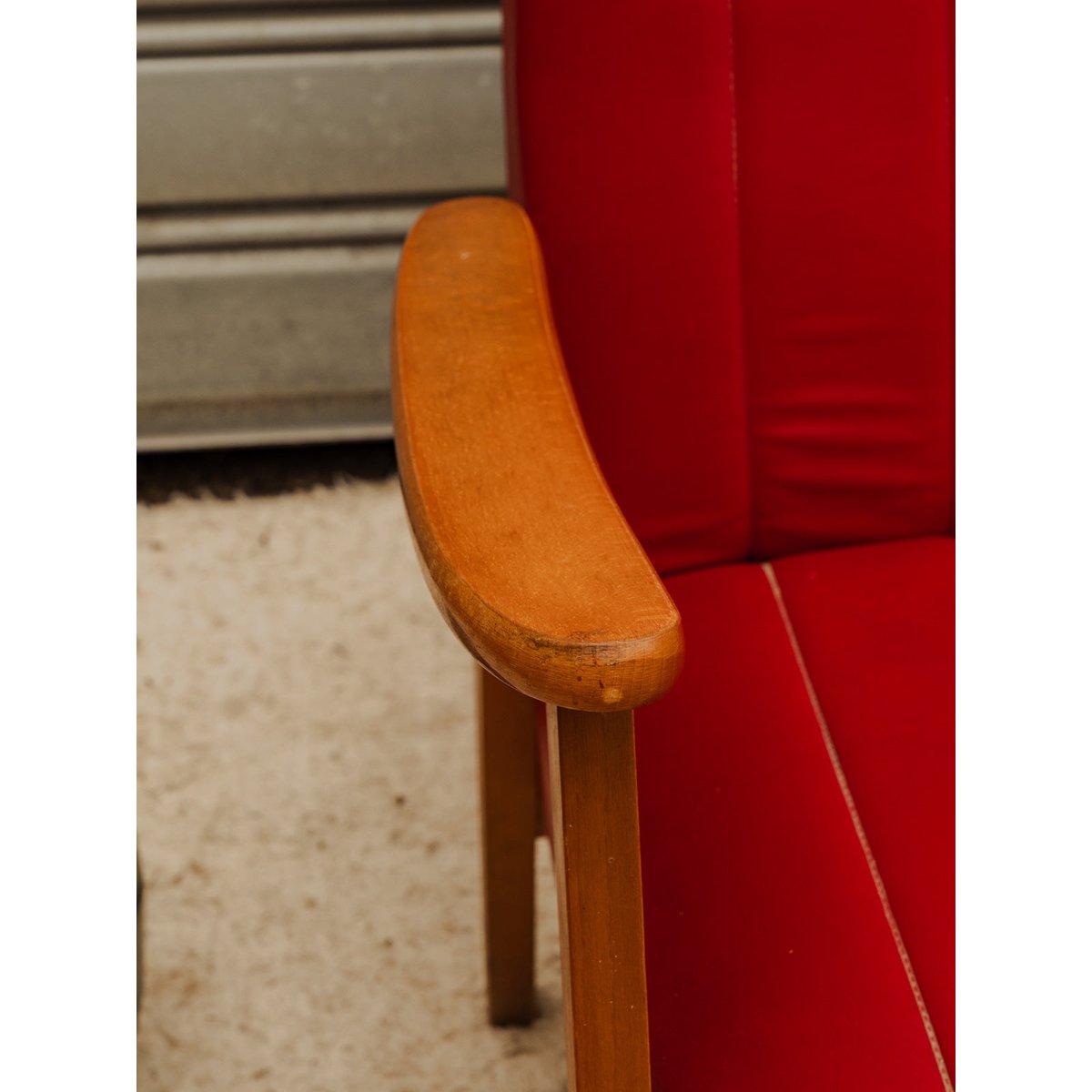 Fauteuil en bois et cuir rouge Jakob N°1443 - Bon état bois foncé, DEBONGOUT