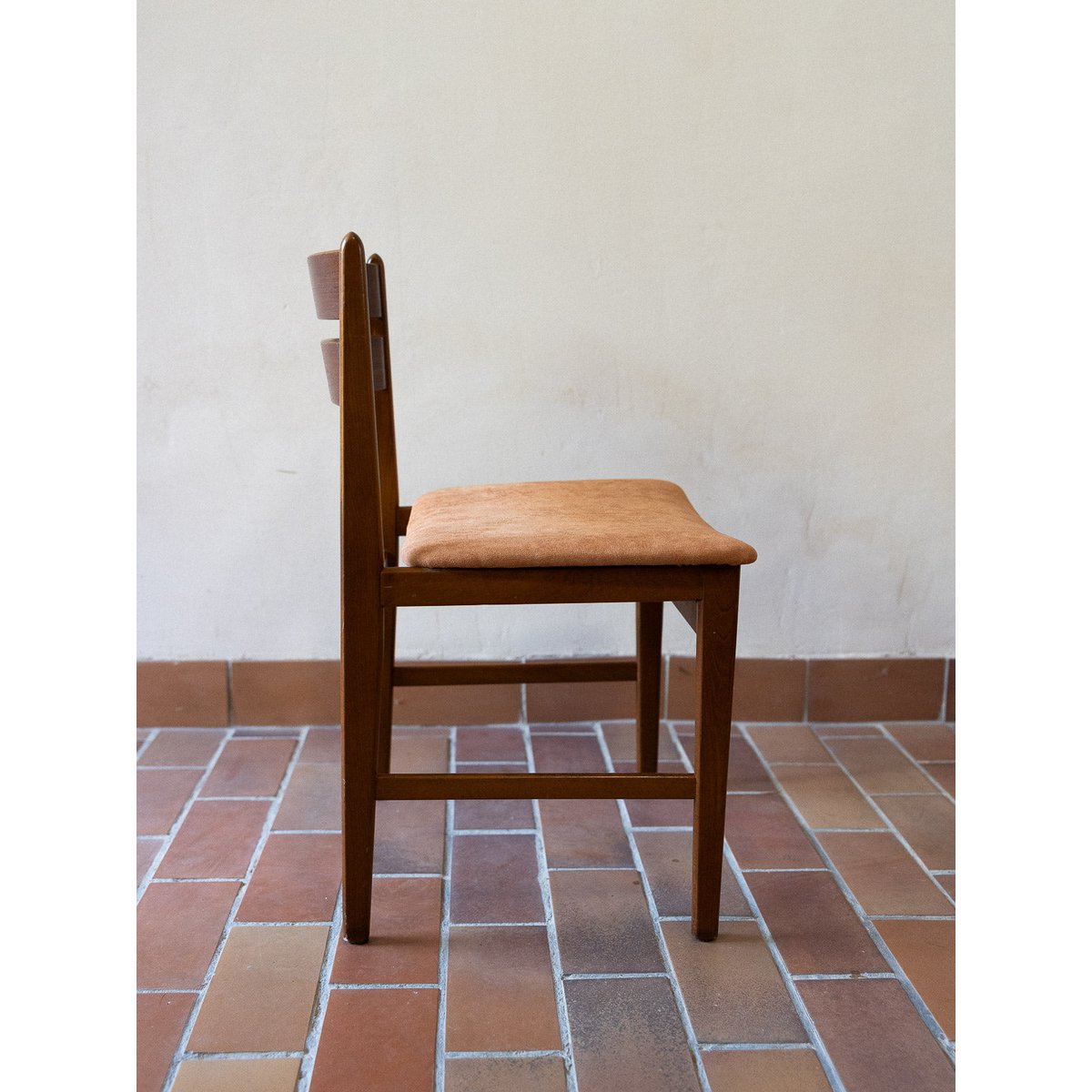 Paire de chaises au tissu corail Alma N°1794 - Bon état marron, DEBONGOUT
