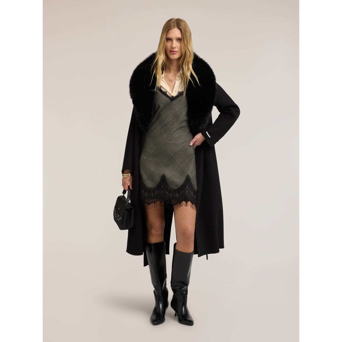 Manteau ceinturé noir, MOTIVI