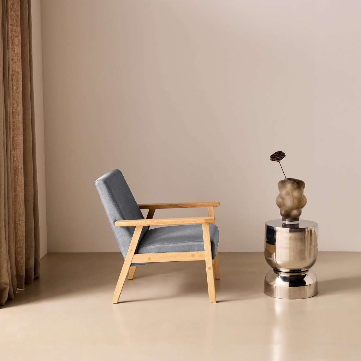 Fauteuil scandinave bois de peuplier, d'hévéa et tissu ISAK gris clair, SWEEEK