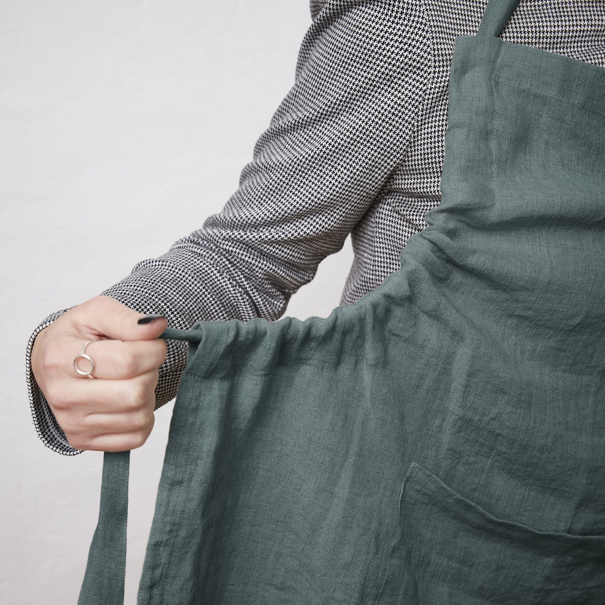 Tablier ajustable en lin lavé SOLINE Élégance et praticité en cuisine ardoise, EDEN