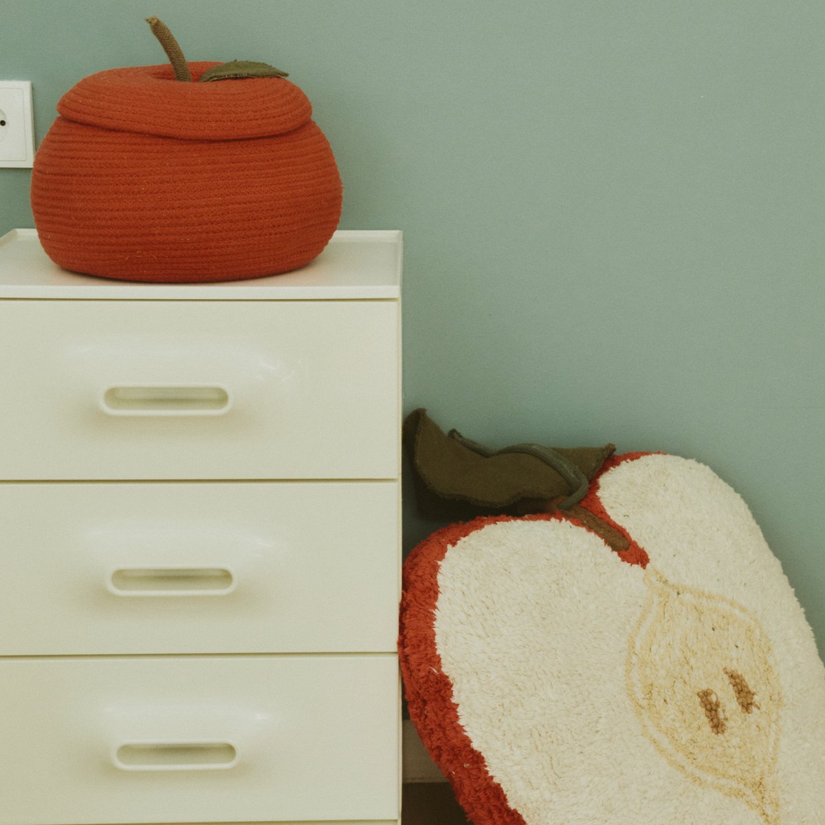 Coussin de sol en coton Pomme PETALS & PALS rouge, naturel, miel clair, châtaigne, vert canard, brun cacao, LORENA CANALS