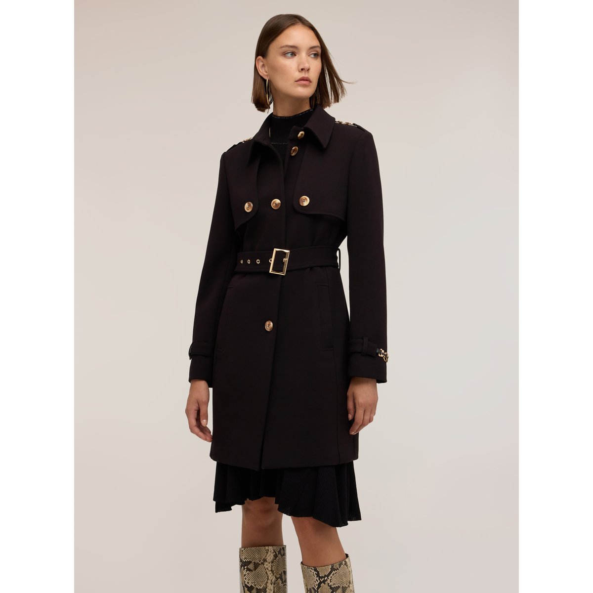 Trench ceinturé noir, MOTIVI