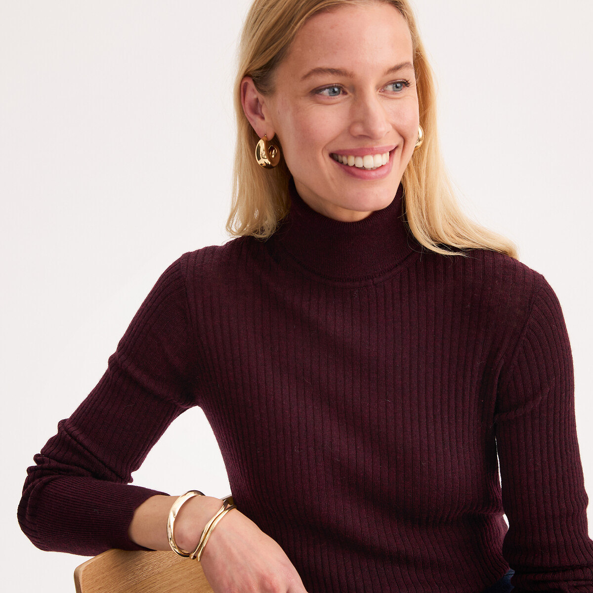 Pull col roulé, en fine maille côtelée en laine mélangée prune, ANNE WEYBURN