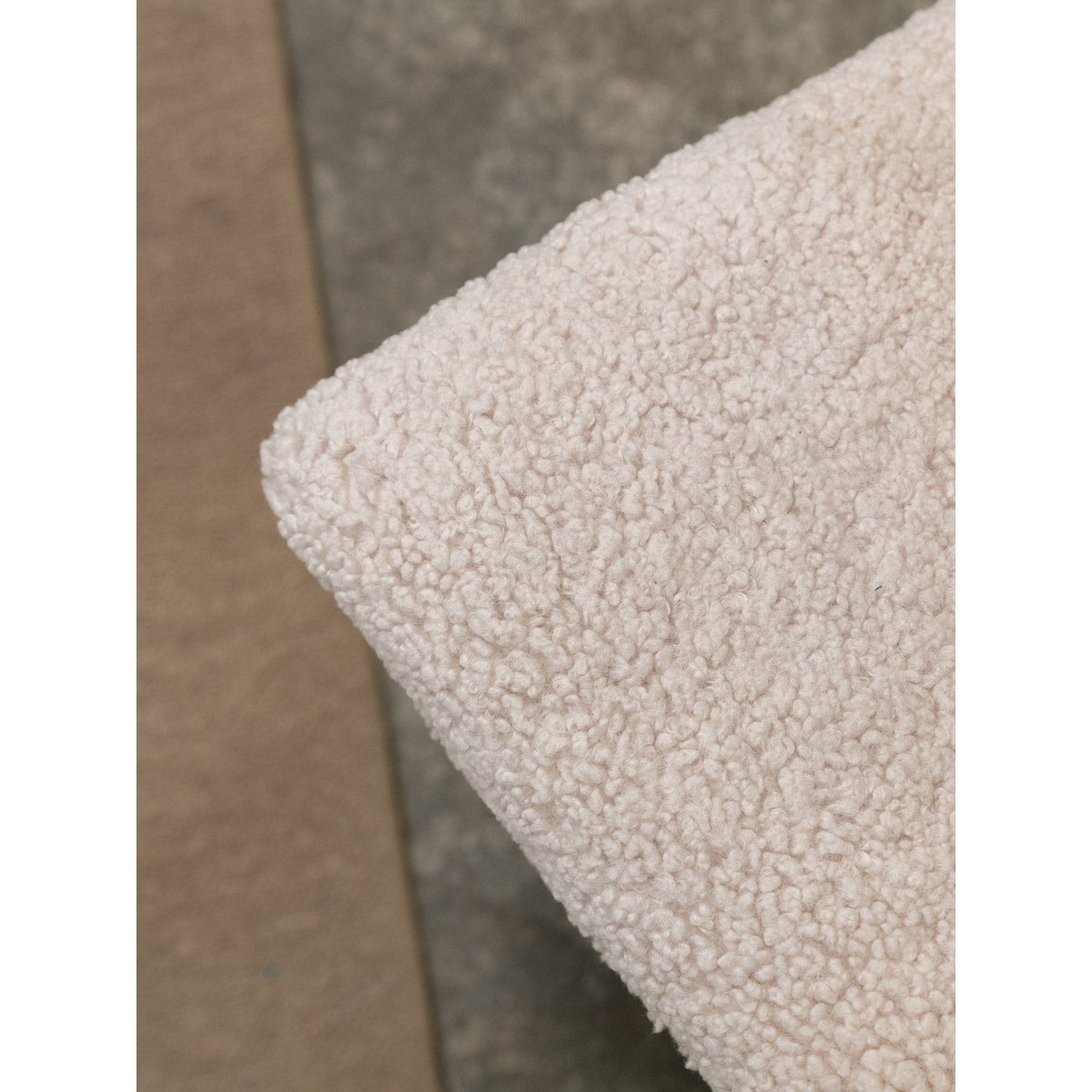 Paire de chaises en tissu bouclette blanc Alma N°1691 - Bon état blanc, DEBONGOUT