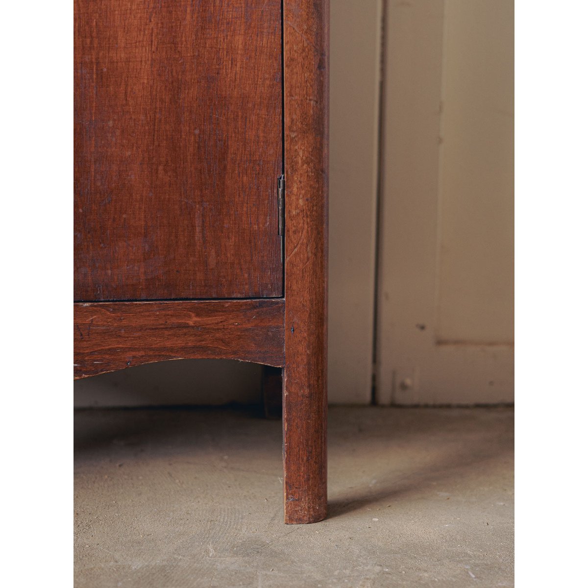 Buffet des années 40 Gilbert N°1672 - Bon état bois foncé, DEBONGOUT