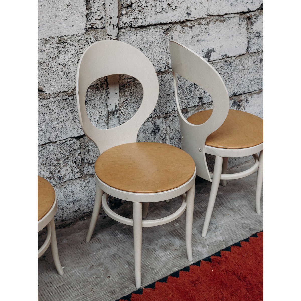 Lot de 3 chaises en skaï Alma N°685 - Bon état blanc, DEBONGOUT