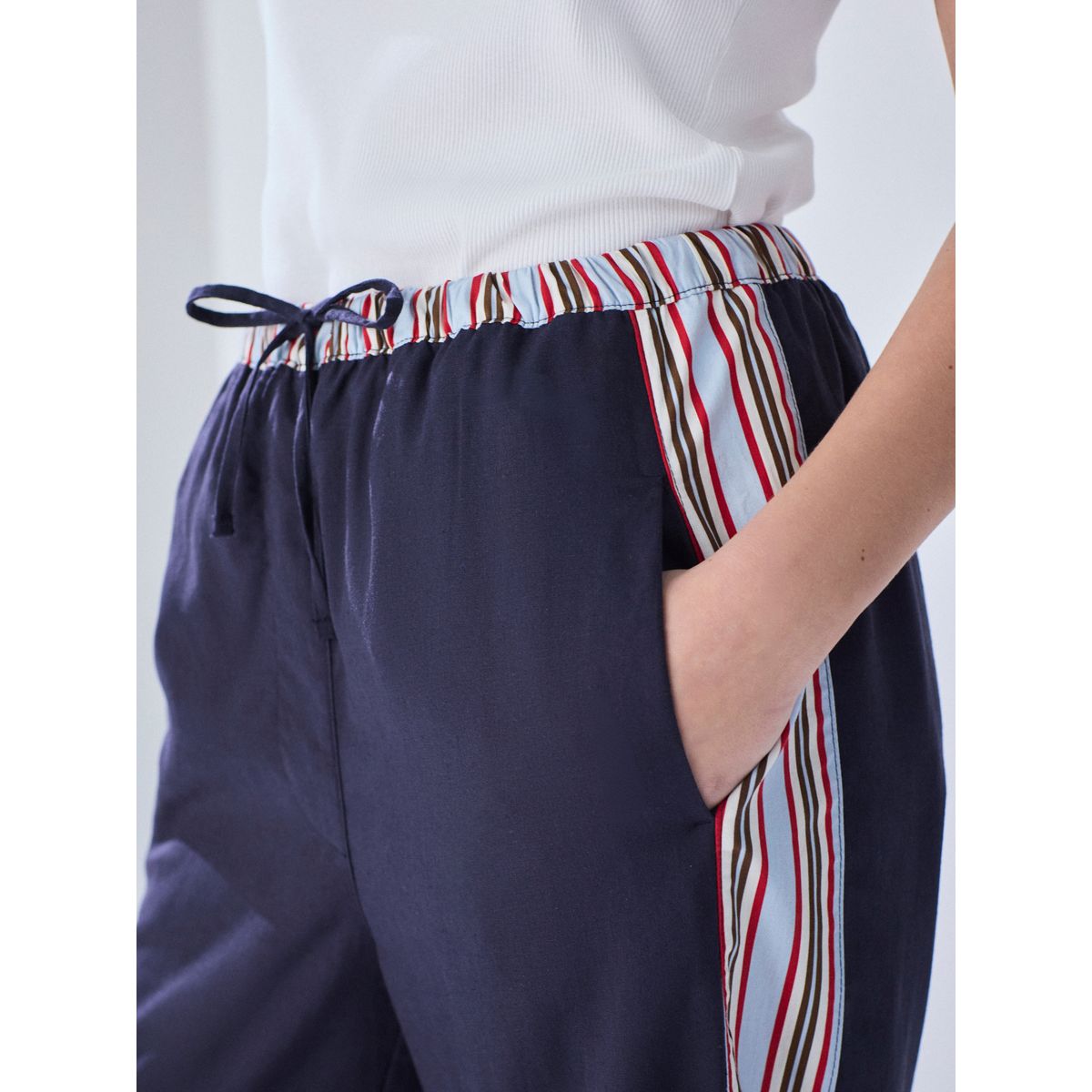 Pantalon large en lin mélangé à bandes côté bleu marine/rouge, NEXT