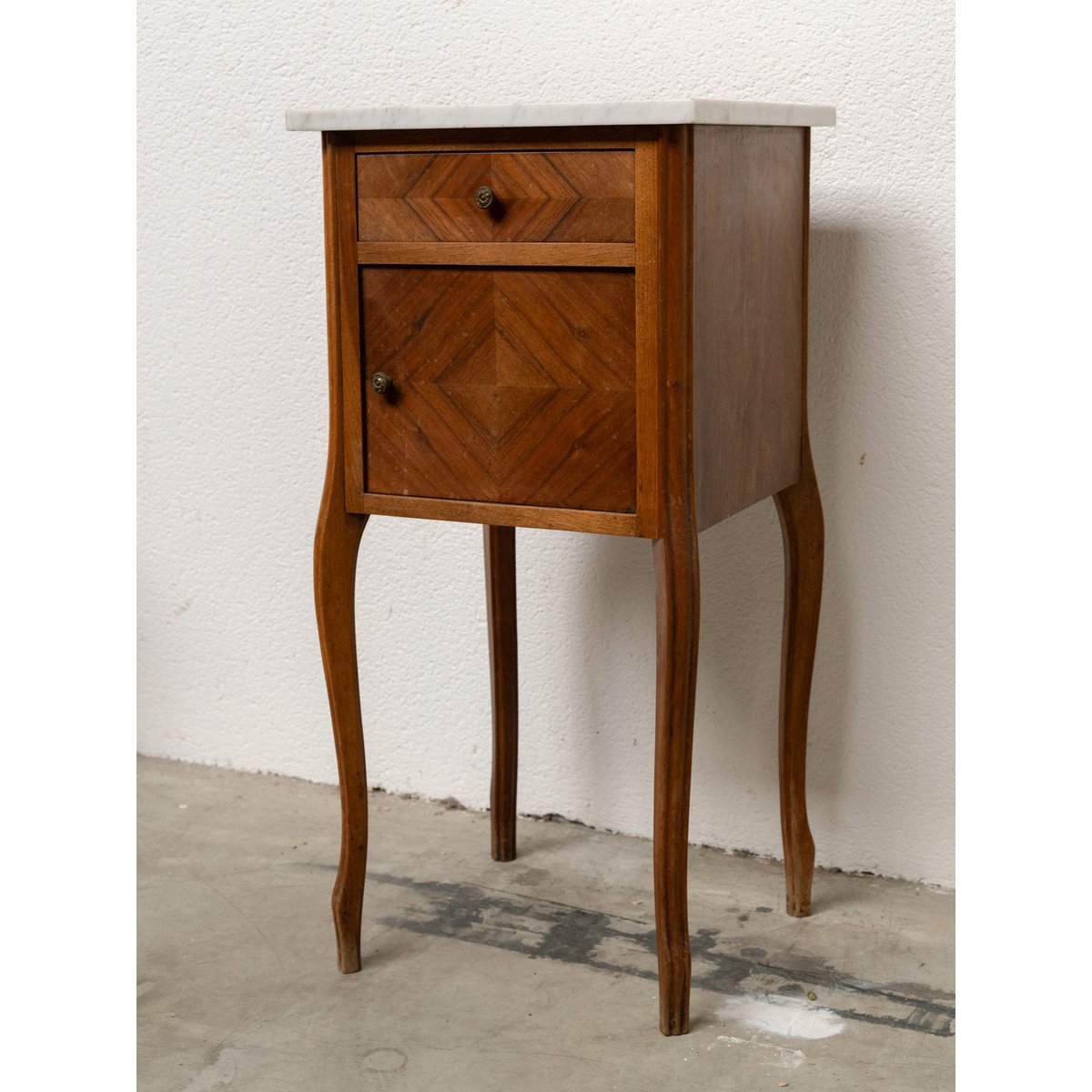 Table de chevet en bois et marbre blanc Odile N°1613 - Bon état bois foncé, DEBONGOUT
