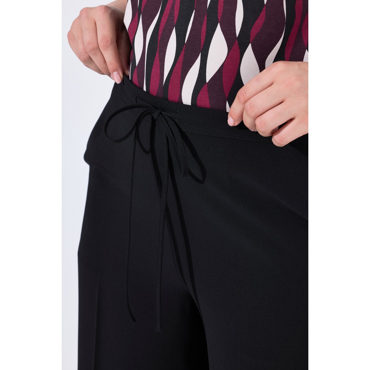 Pantalon Mary à jambe large avec pli marqué noir, ULLA POPKEN