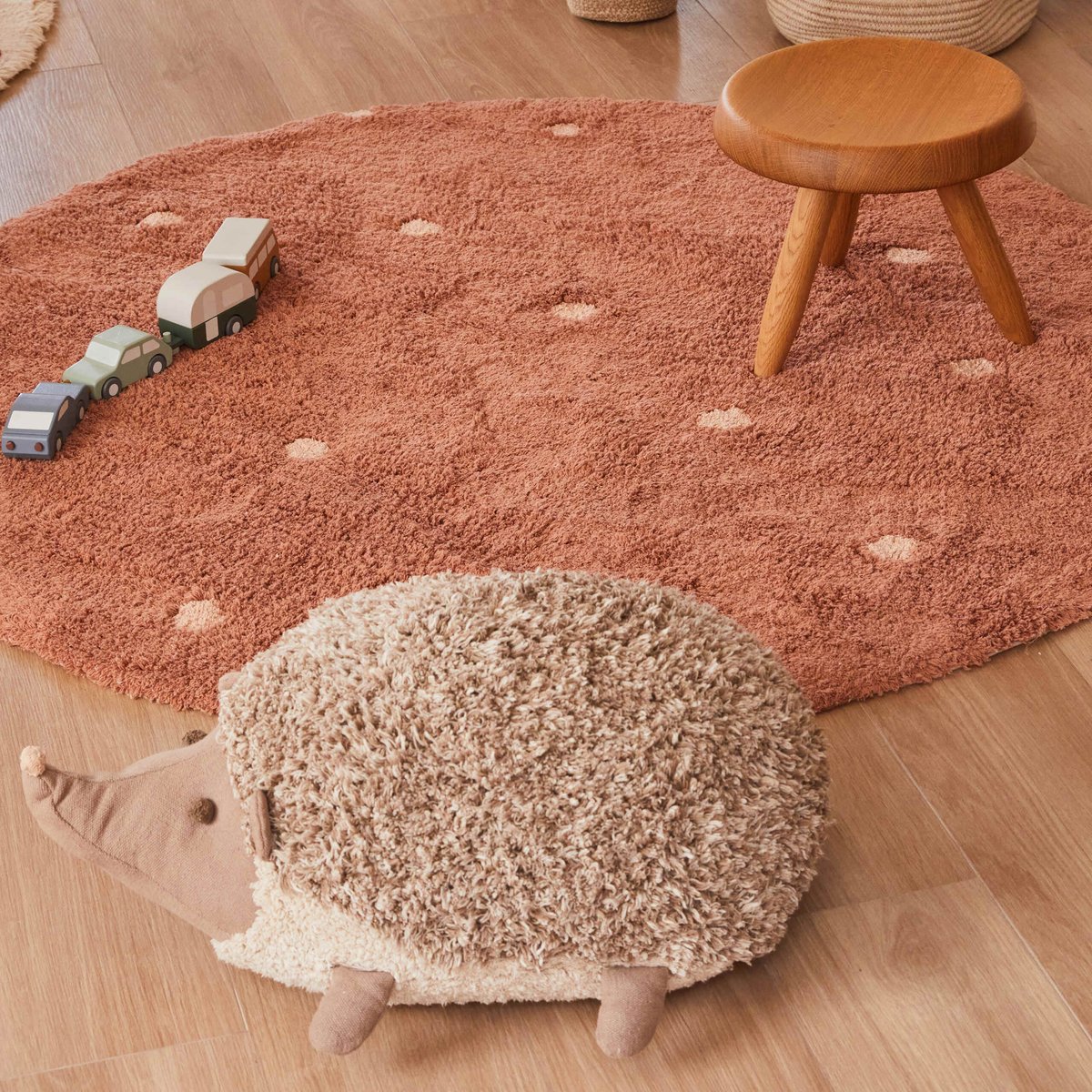 Coussin de sol en coton Hérisson CHASSE AUX CHAMPIGNONS naturel, brun clair, LORENA CANALS