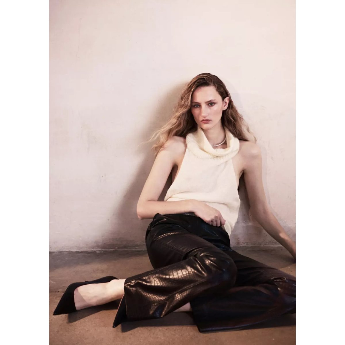 Pantalon évasé effet croco noir, MANGO
