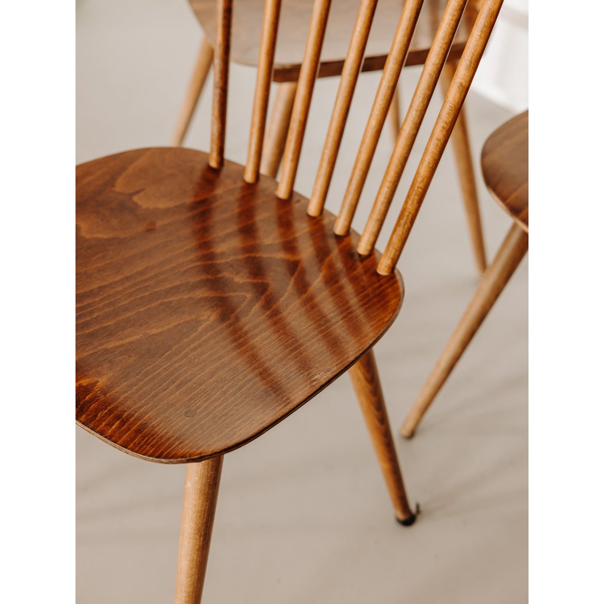 Lot de 4 chaises élégante en bois Alma N°2001 - Bon état bois foncé, DEBONGOUT