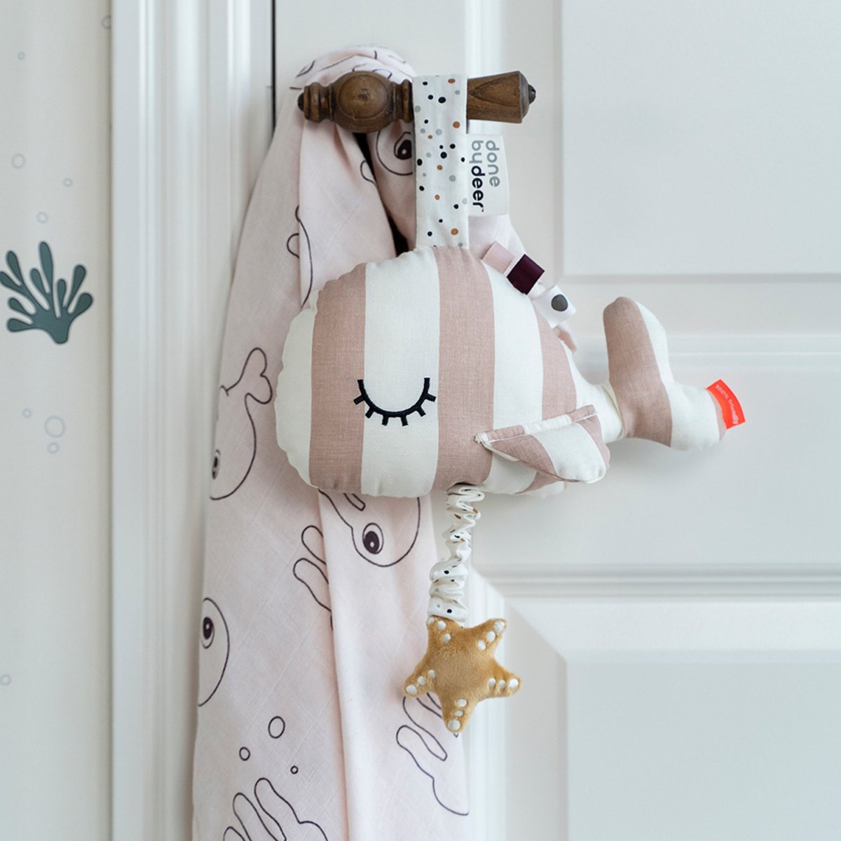 Peluche musicale rose, blanc, jaune, DONE BY DEER