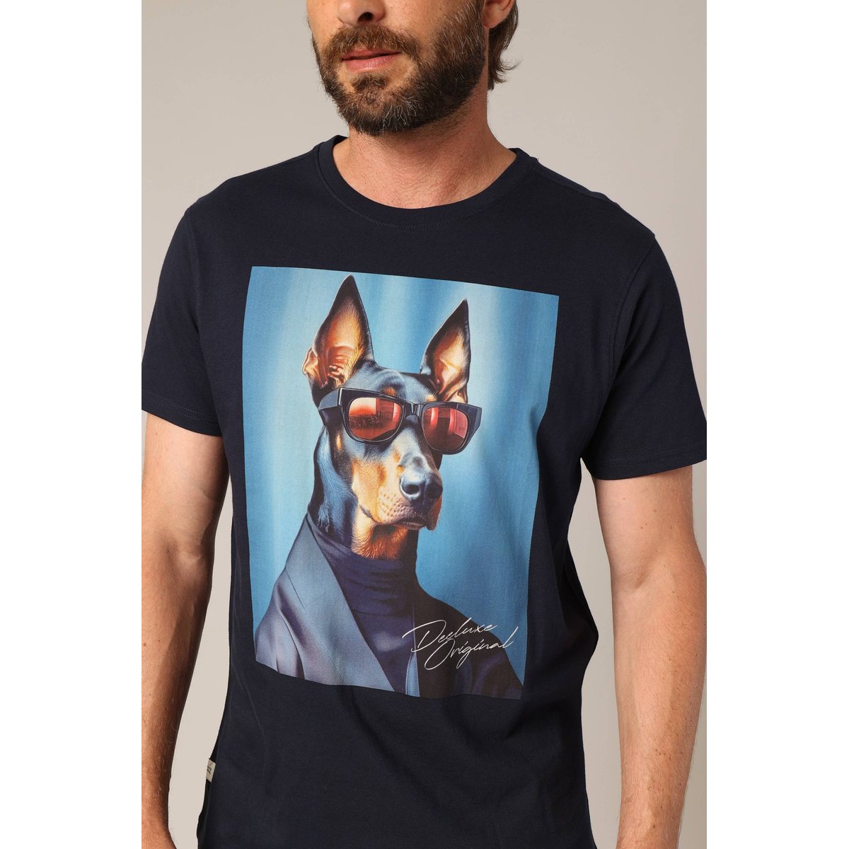 T-shirt 100% coton avec imprimé original d'un chien en costume et lunettes MONBO night blue, DEELUXE