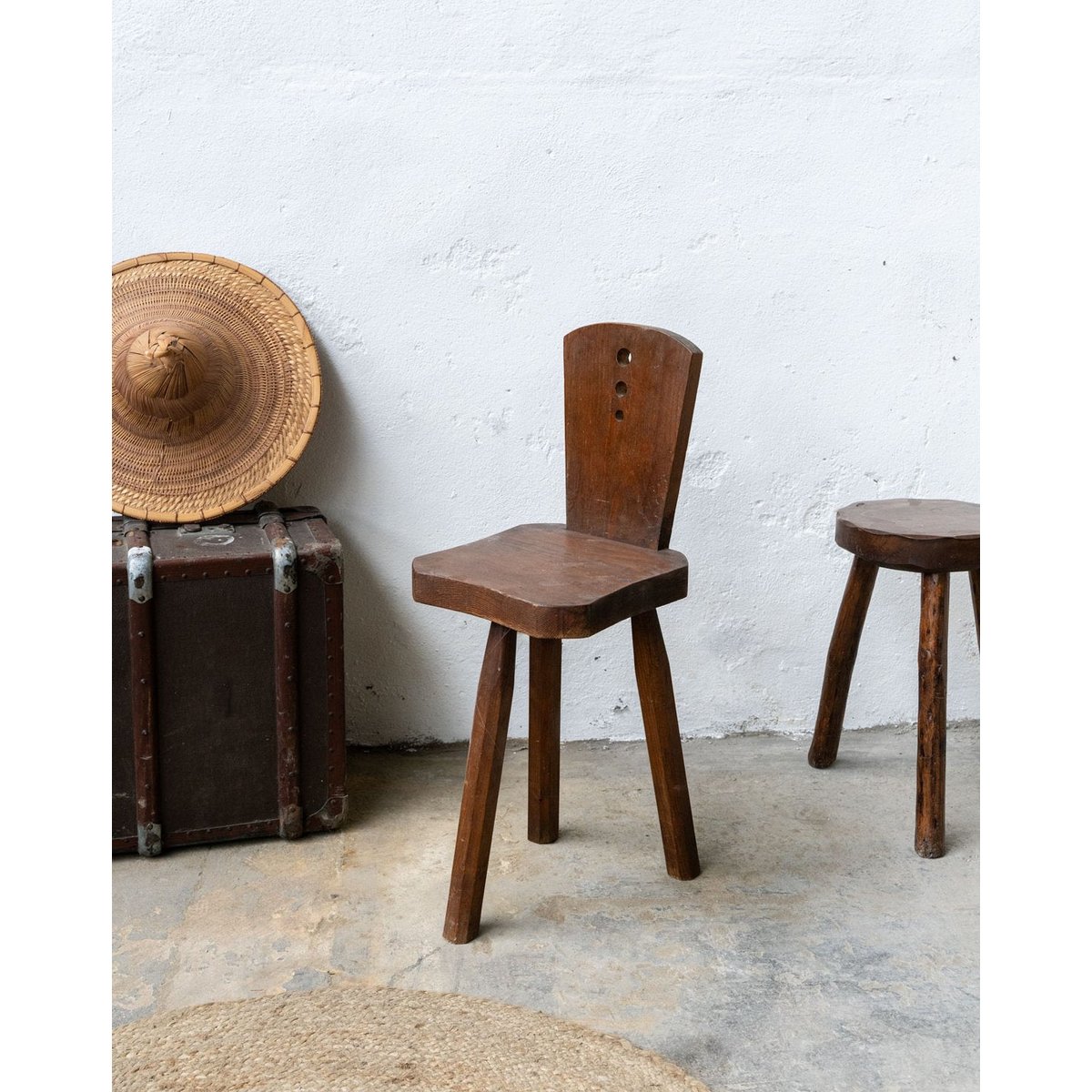 Chaise primitive en bois massif Claude N°1697 - Bon état bois foncé, DEBONGOUT