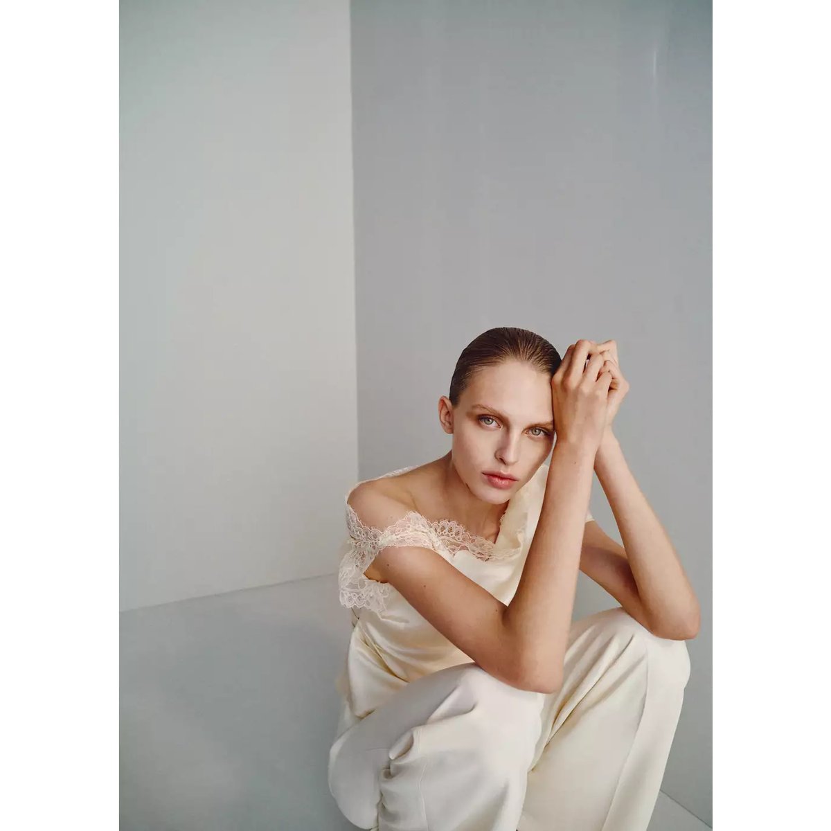 Haut satiné asymétrique avec détails en dentelle écru, MANGO