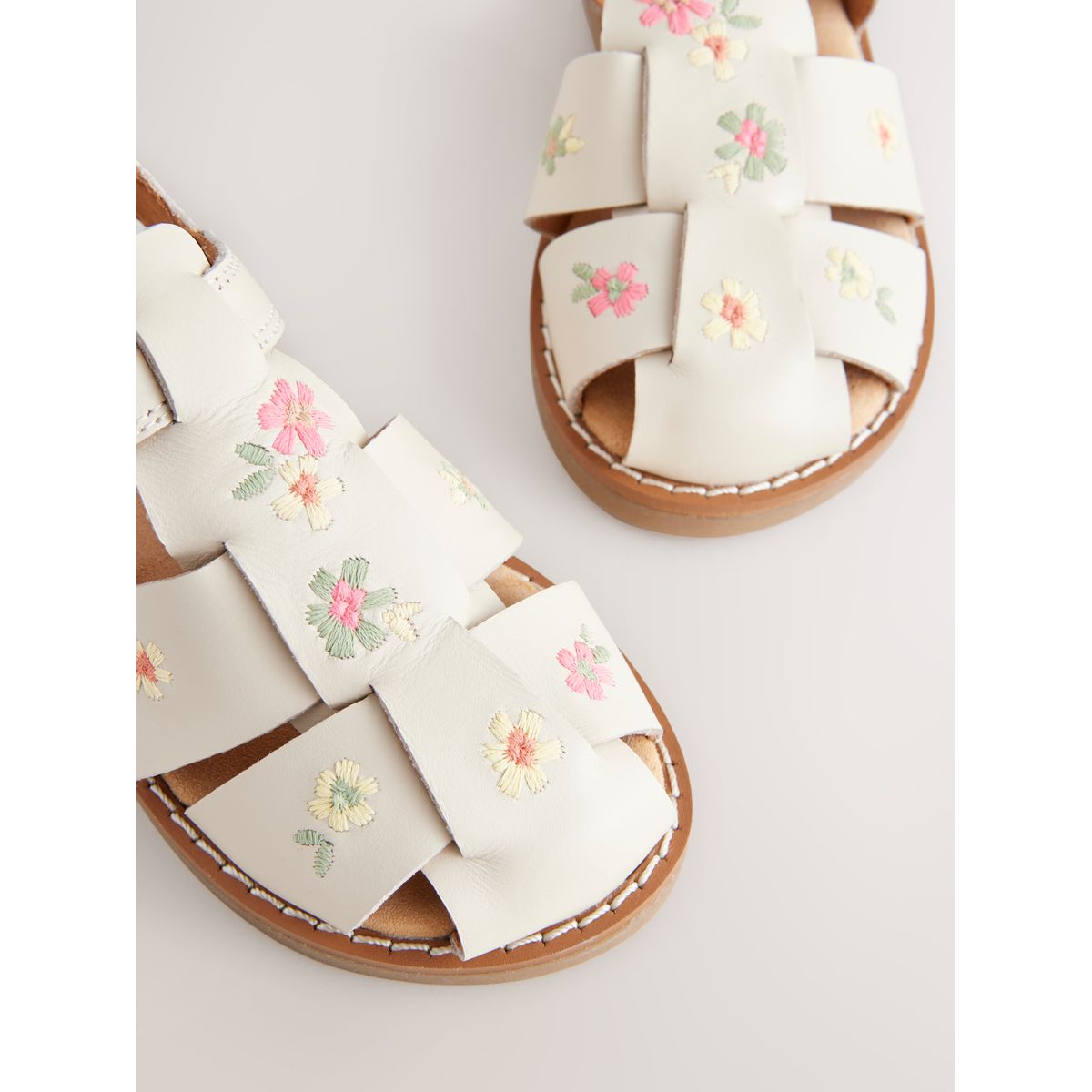 Sandales en cuir style pêcheur brodé neutre, NEXT