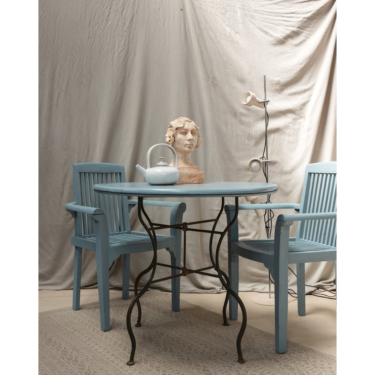 Lampadaire en plastique Julien N°133 - Bon état argenté, DEBONGOUT
