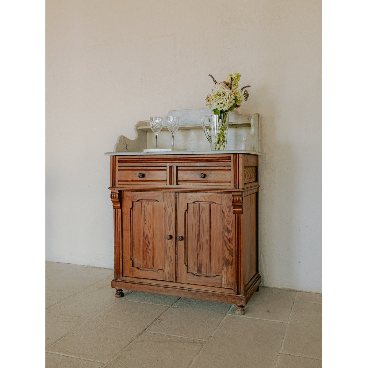 Buffet de rangement avec compartiment en marbre blanc Gilbert N°1714 - Bon état bois foncé, DEBONGOUT