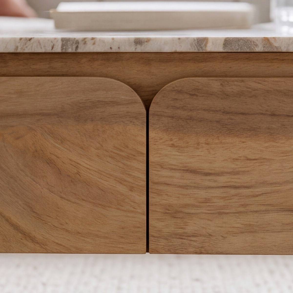 Table basse en marbre et bois de manguier CYRENE bois clair, MADE IN MEUBLES
