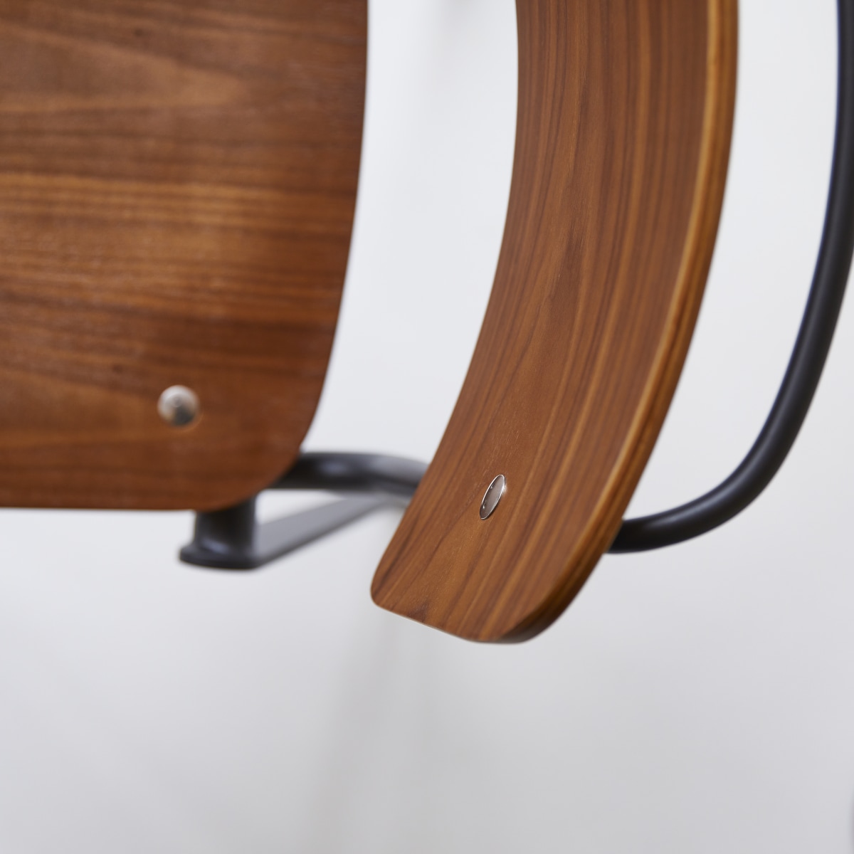 Chaise en Noyer massif, MIO noir, TIKAMOON