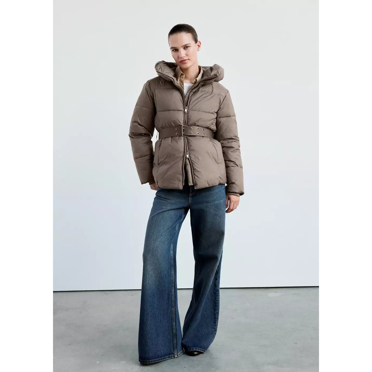Anorak matelassé avec ceinture marron moyen, MANGO