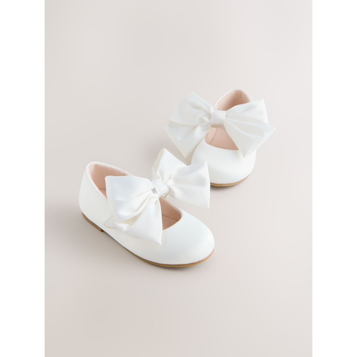 Babies avec fleur et nœud en satin blanc, NEXT