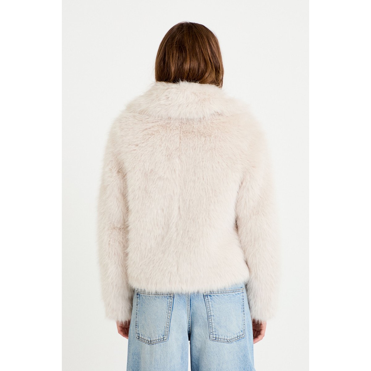Manteau ivoire, CACHE CACHE
