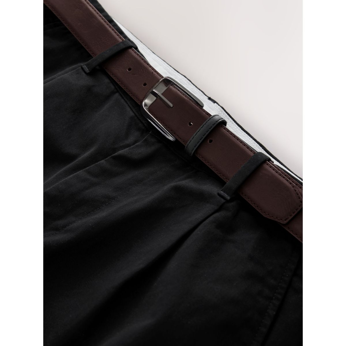 Pantalon chino doux plissé avec ceinture noir, NEXT