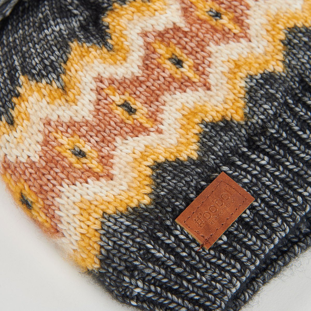Bonnet avec bordures et pompon gris, BOBOLI