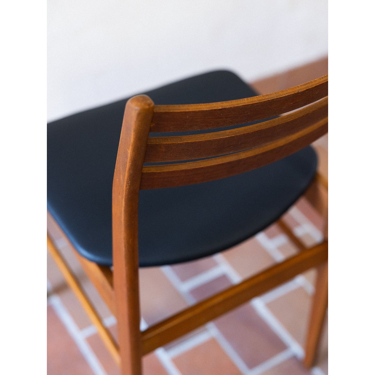 Paire de chaises à caractère Alma N°1795 - Bon état bois foncé, DEBONGOUT