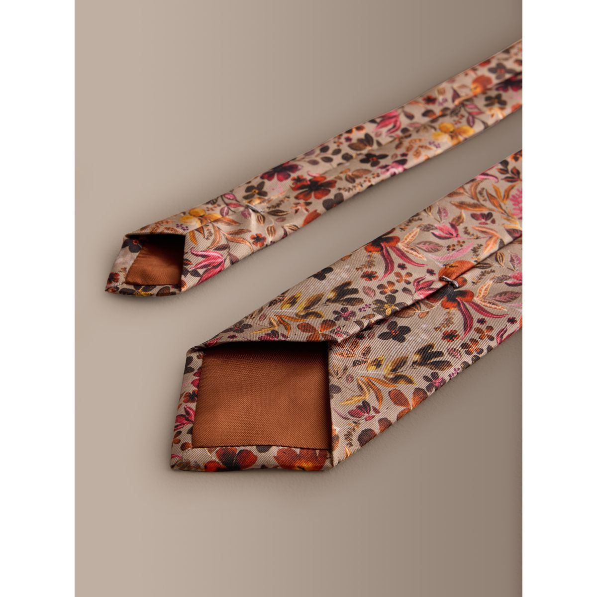 Cravate en soie italienne signature floral neutre, NEXT