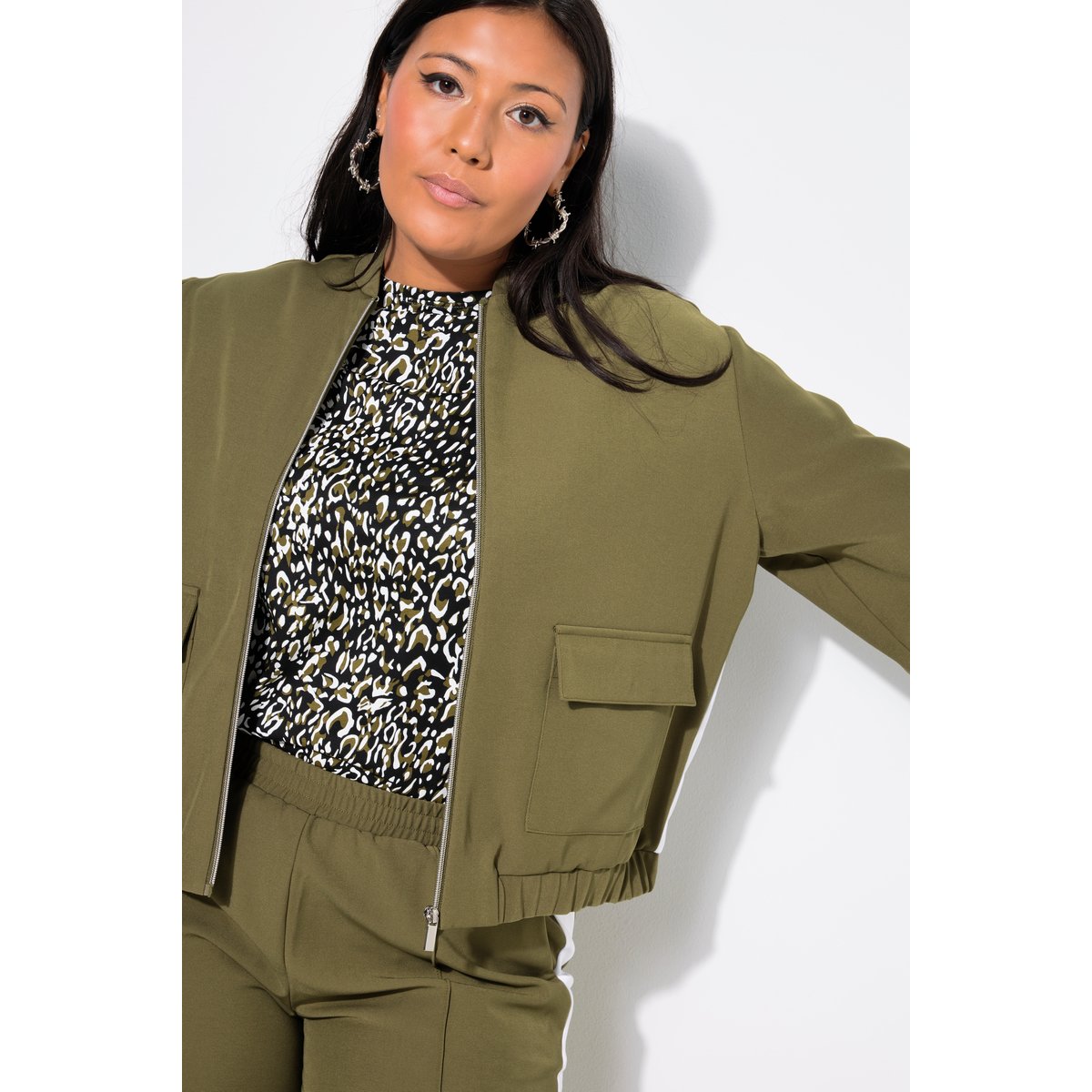 Blouson court. Manches longues et amples. olive foncé, STUDIO UNTOLD