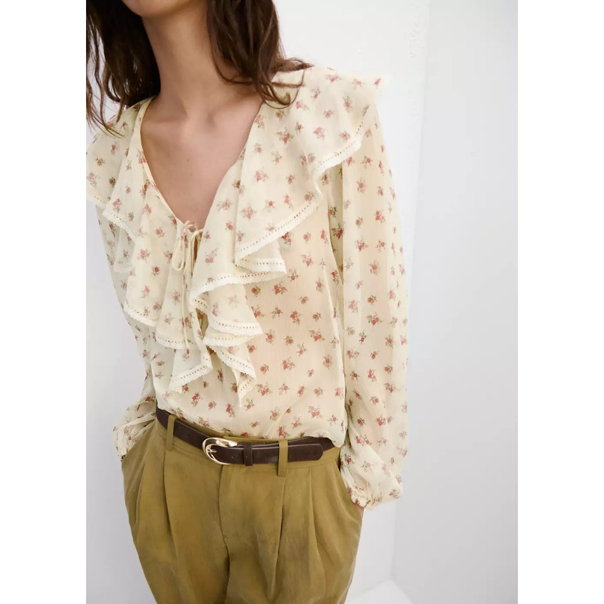 Blouse à fleurs volantée jaune, MANGO