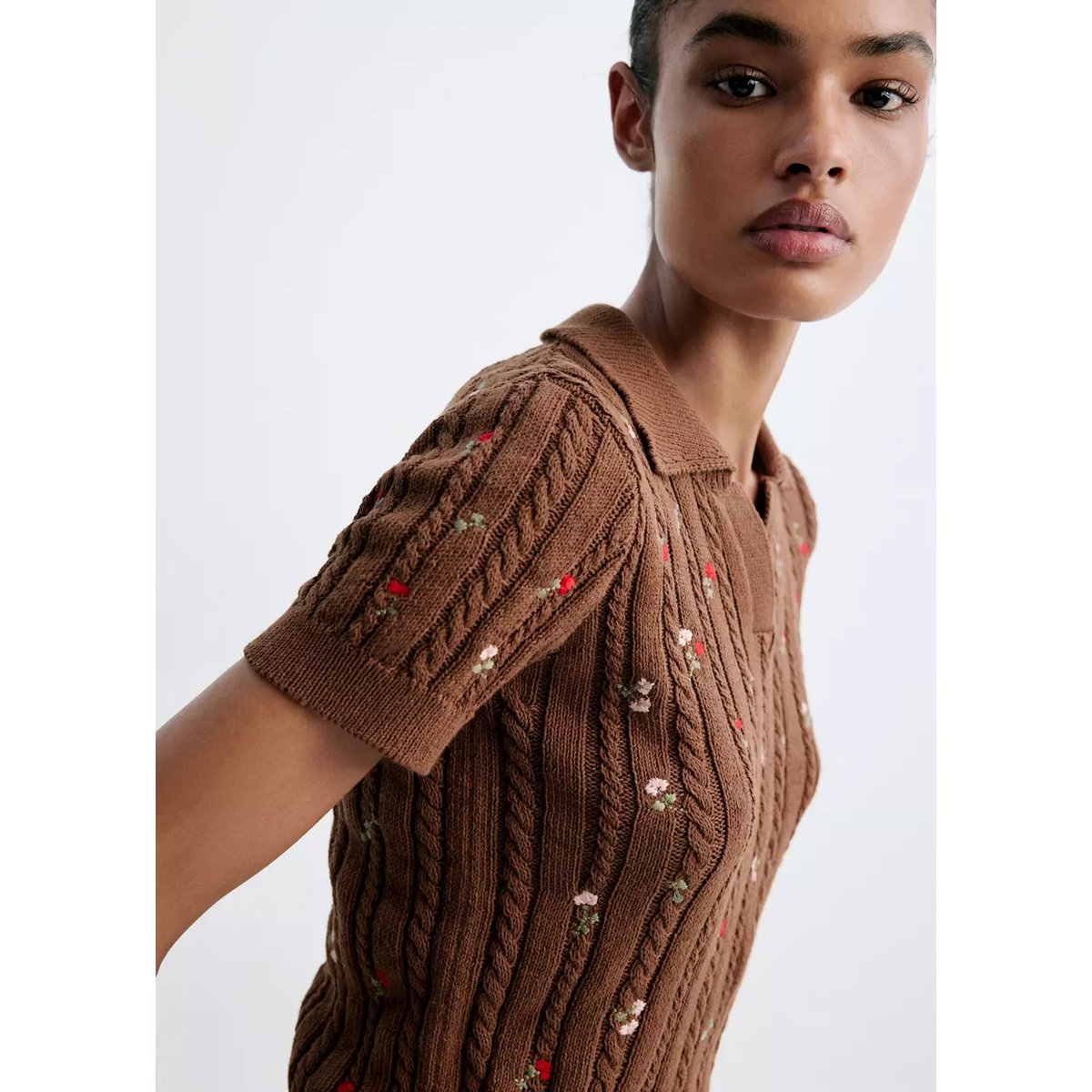 Pull col polo à broderies florales marron, MANGO