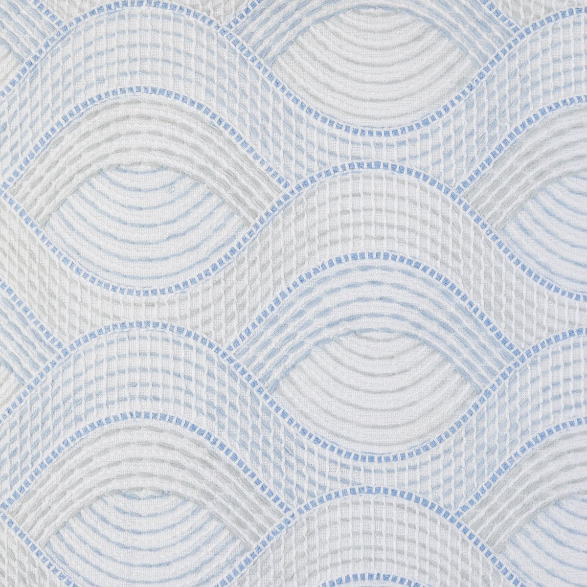 Housse De Coussin en Vagues finement brodées KAMARIE blanc et ciel, MADURA