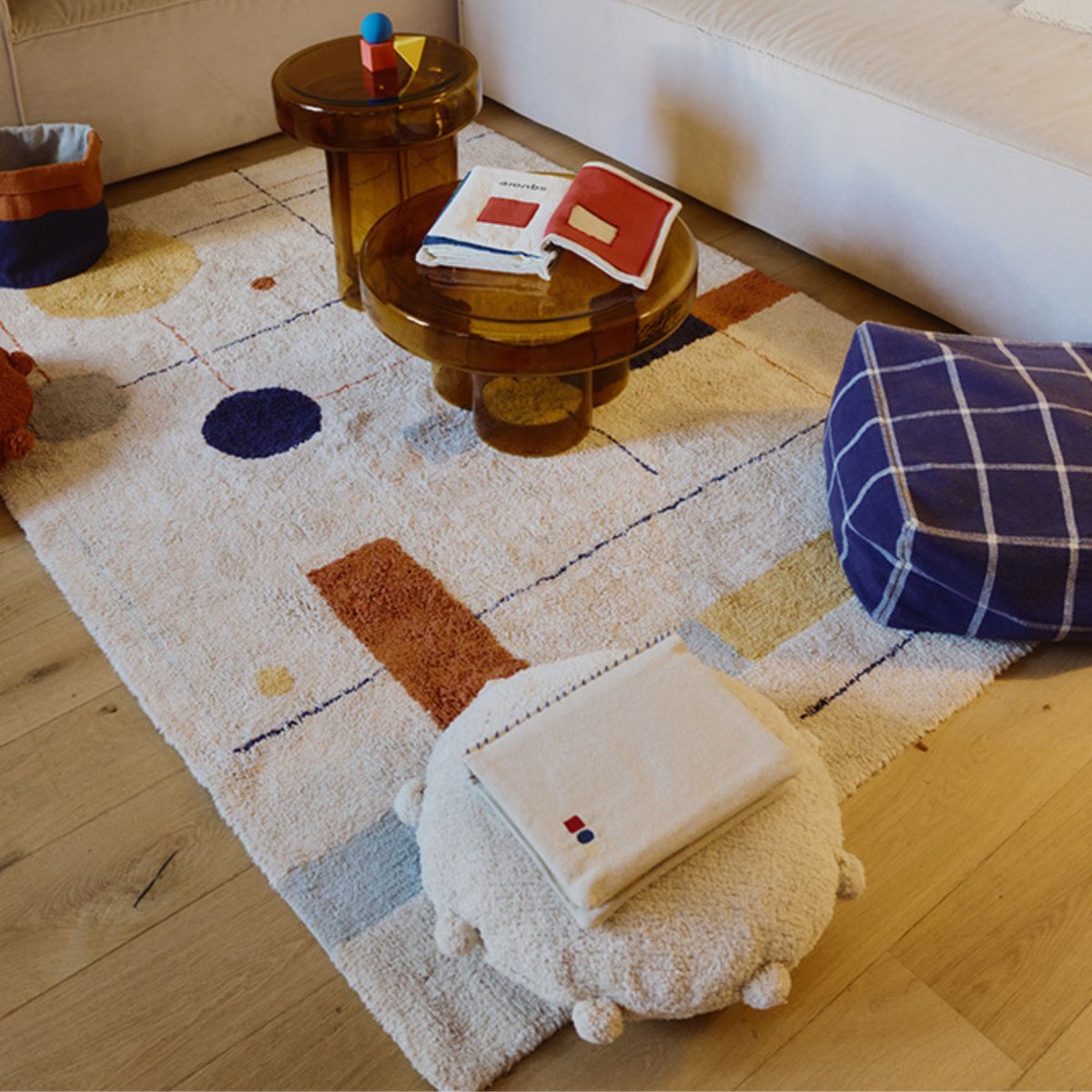 Tapis lavable à motifs géométriques rectangulaires LESS IS MORE bleu marine baleine, terracotta, miel foncé, beige à pois, naturel, LORENA CANALS