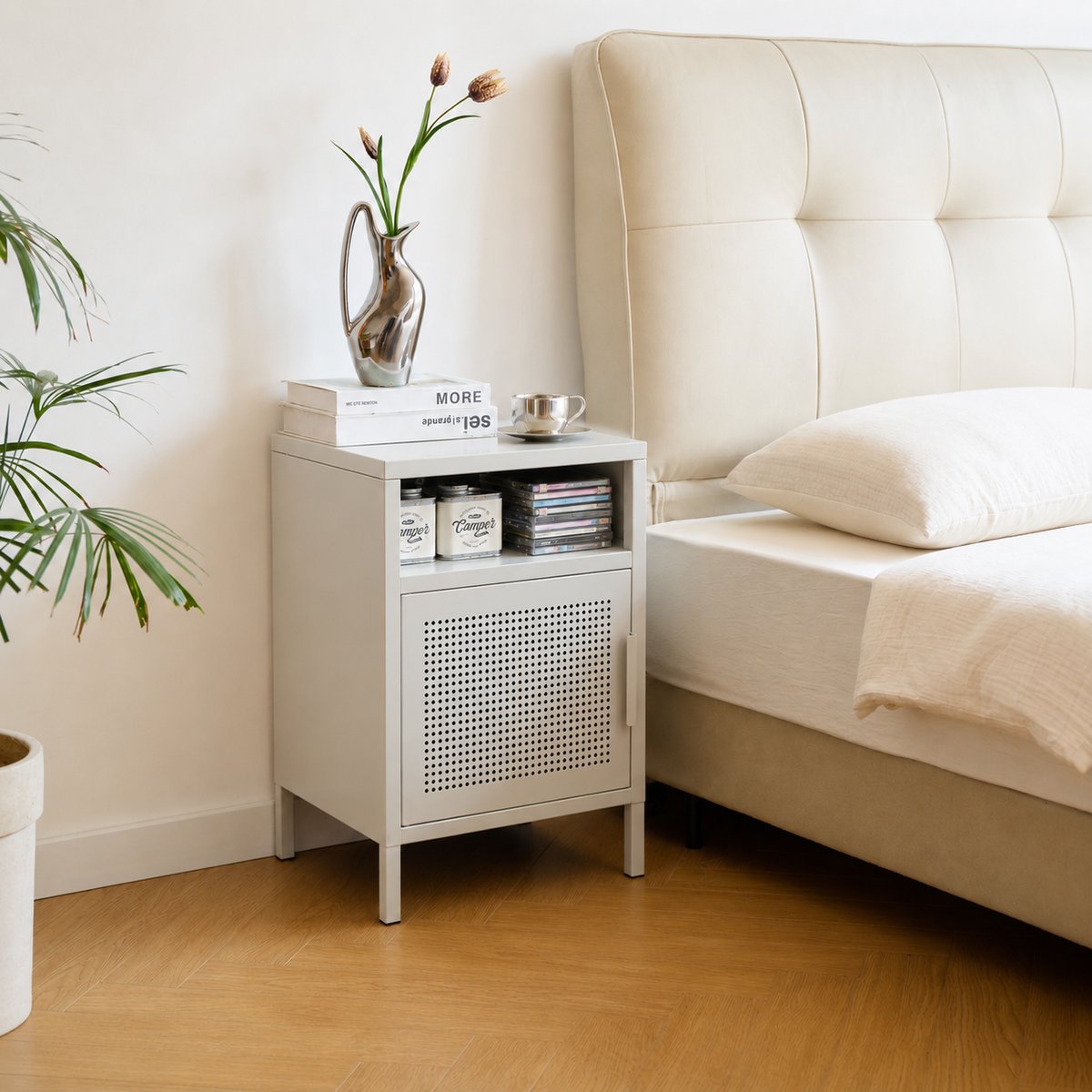 Table de chevet 1 porte, métal, BODEN beige, NORDLYS