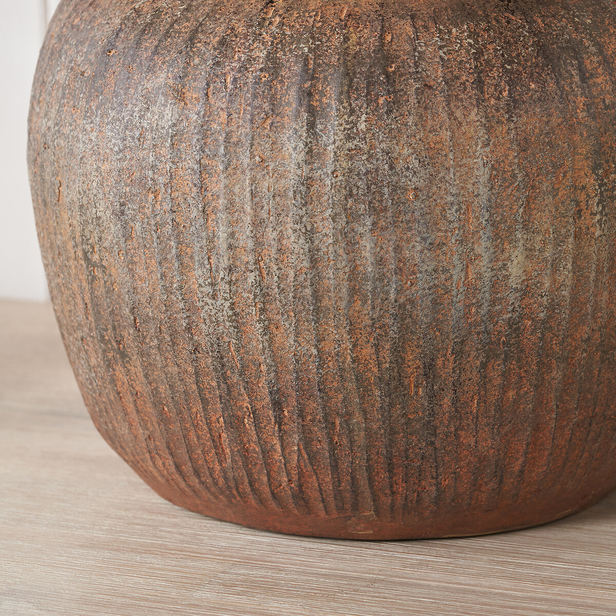 24cm Rustic Brown Fibrestone Vertical Ribbed Round Vase brown , ÉDITÉ