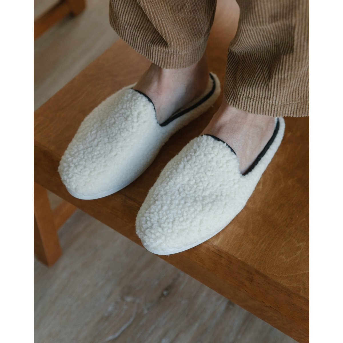 Mules en bouclette de laine blanc noir, ANGARDE