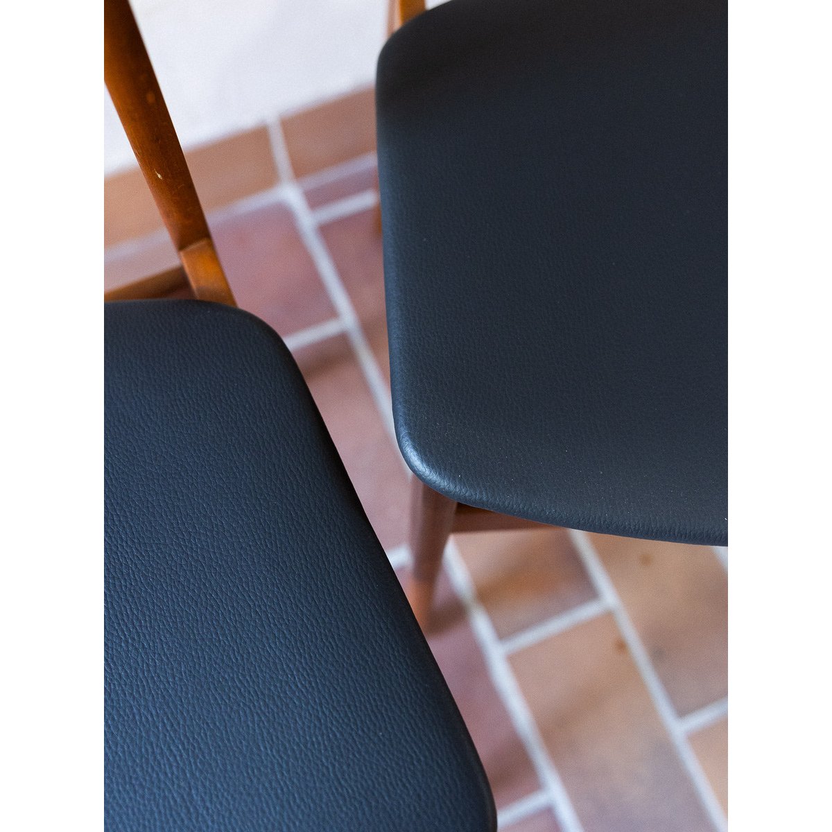 Paire de chaises à caractère Alma N°1795 - Bon état bois foncé, DEBONGOUT