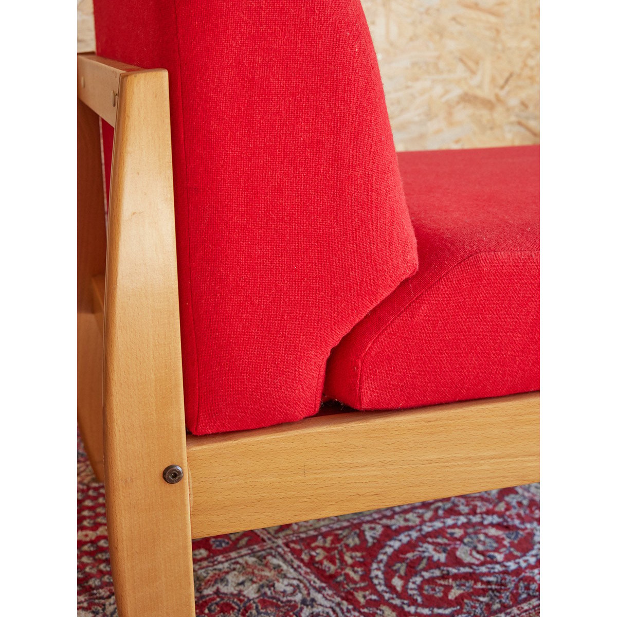 Chauffeuse en bois  Olivia N°88 - Bon état rouge, DEBONGOUT
