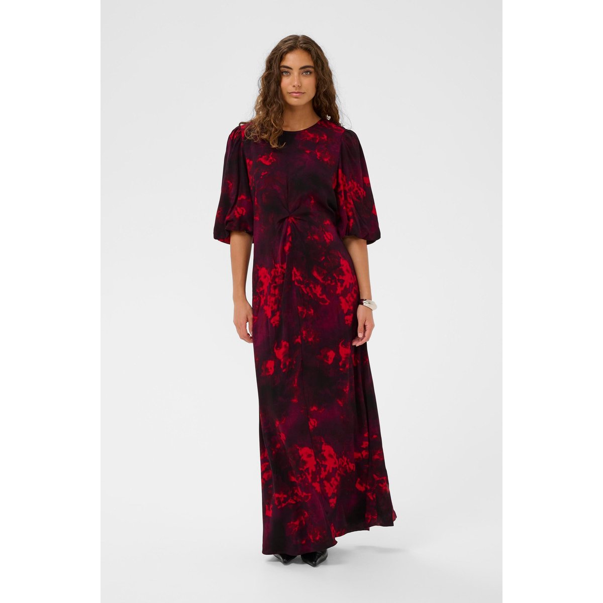 Robe rouge floral, CULTURE
