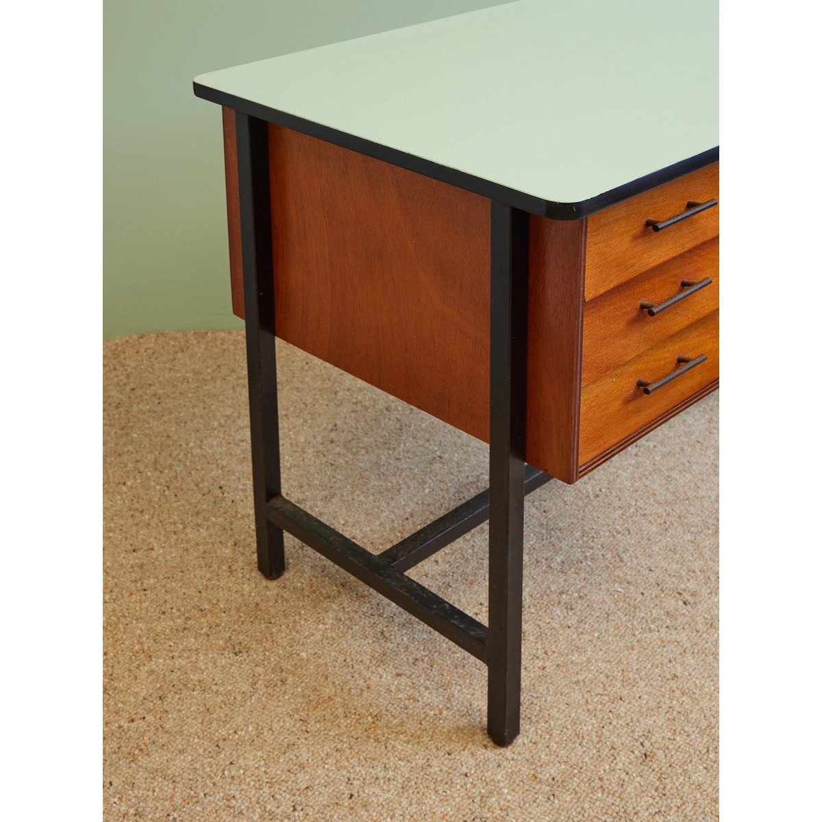 Bureau vintage en bois menthe à l'eau Yvan N°575 - Bon état noir, DEBONGOUT